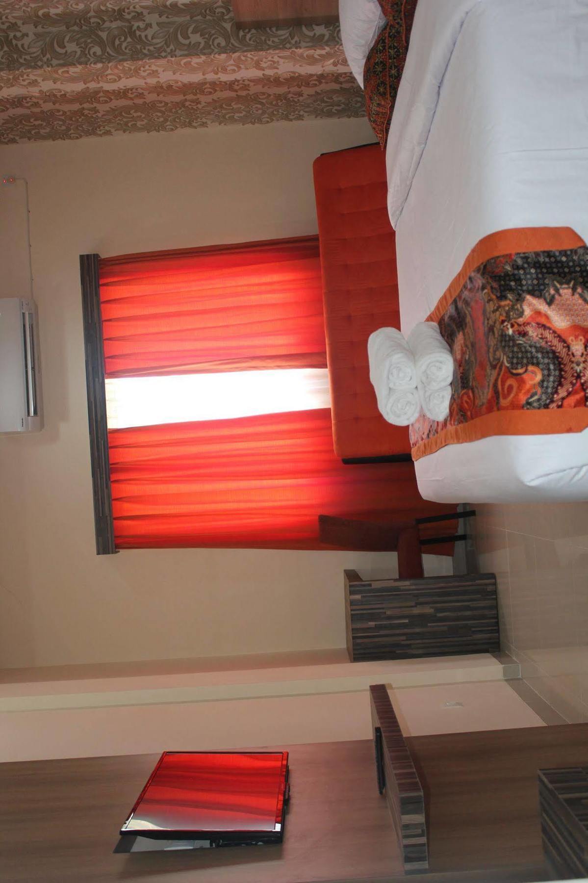 New D'Dhave Hotel 巴东 外观 照片